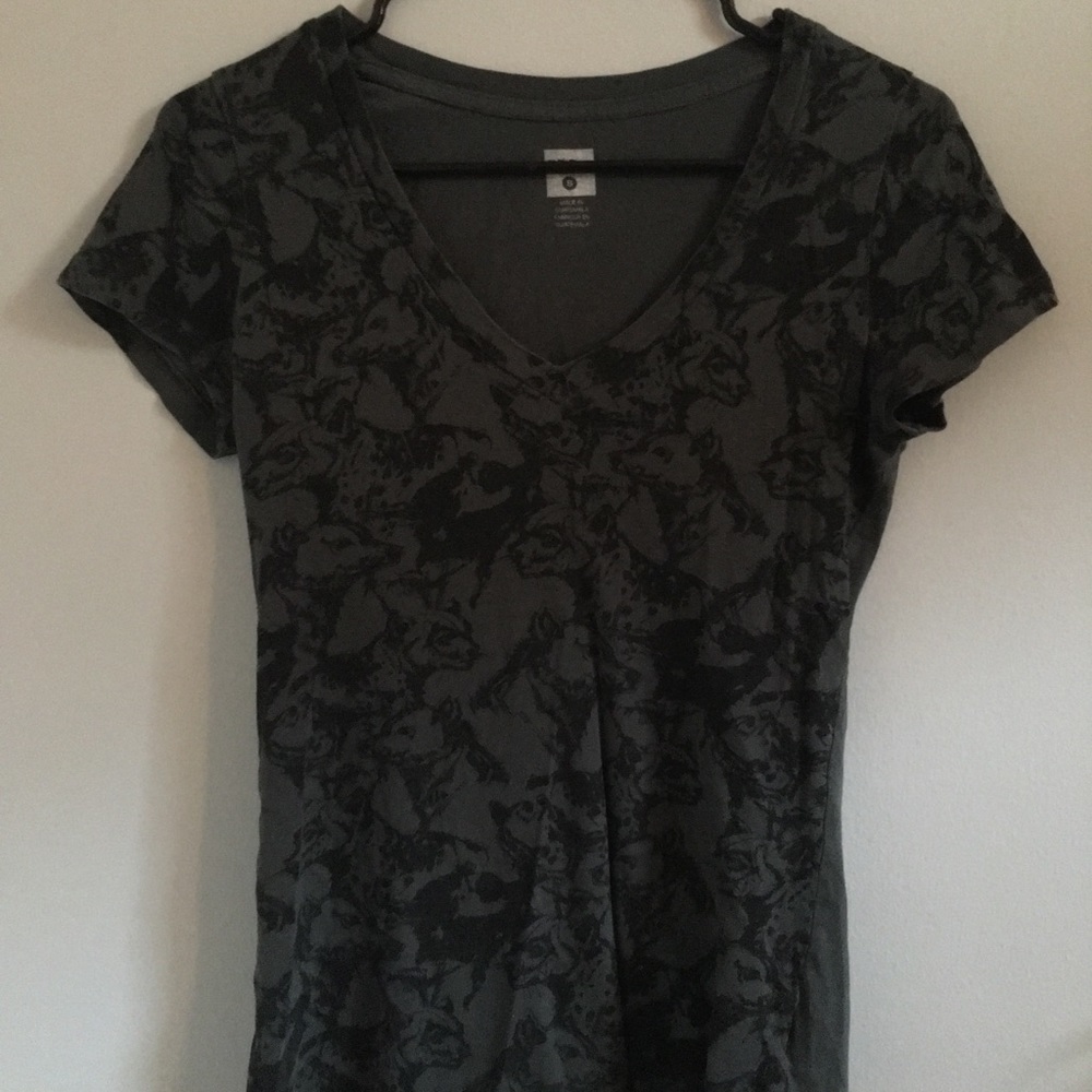 Green Urban Outfitters v neck with wolf print